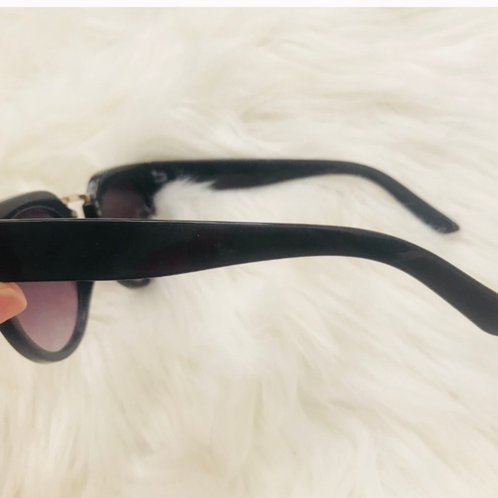 ❌SOLD❌ NWOT Black Sunglasses - Picture 3 of 4